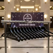 Аренда Плечики для одежды пластиковые черные 440х250 мм в Cosmos Sochi Hotel — ART SPACE