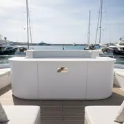 Аренда Стойка белая Jumbo bar на VIP-яхте (Имеретинский порт) — ART SPACE