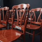 Аренда Стул Chiavari деревянный красное дерево в ресторане «D.O.M» — ART SPACE