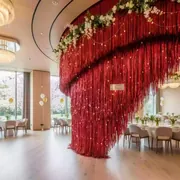 Аренда Дождик полипропилен красный новогодний в Гранд Отель Сочи — ART SPACE