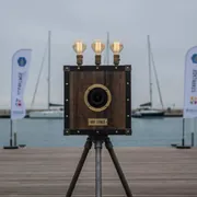 Аренда Стойка ретро фотостойка на парусной регате (Сочи) — ART SPACE