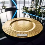 Аренда Тарелки подстановочные золотые в ресторане «Магадан» — ART SPACE
