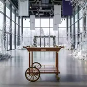 Аренда Тележка сервировочная Old из дерева в Университете «Сириус» — ART SPACE