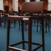 Аренда Стул пластиковый барный Net Stool в Университете «Сириус» — ART SPACE