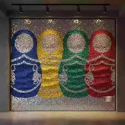 Аренда Фотозона стена из спидов с матрешками в Swissôtel Resort Sochi Kamelia — ART SPACE