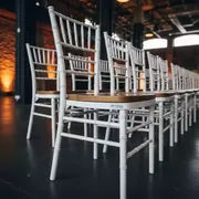 Аренда Стул Chiavari дерево белый ореховая патина в Red Arena — ART SPACE