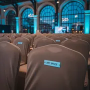 Аренда Чехол стрейч для стула бежевый на территории Морпорта Сочи — ART SPACE