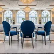 Аренда Стул Venezia на ножках с подлокотниками синий в Swissôtel Resort Sochi Kamelia — ART SPACE