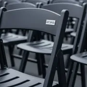 Аренда Стул складной пластиковый Fold черный в ОКЦ «Галактика» — ART SPACE