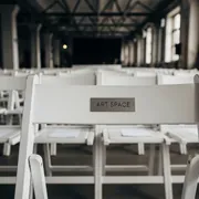 Аренда Стулья складные деревянные белые в VK Stadium Sirius — ART SPACE