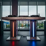 Аренда Стол DJ на моно тотемах в конгресс-холле отеля Жемчужина — ART SPACE