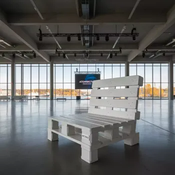 Аренда Кресло белое из поддонов в зале «Чайка» (Морпорт) — ART SPACE