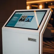 Аренда Стойка сенсорная интерактивная LR Глория 43 в Sport Inn Hotel & Wellness — ART SPACE