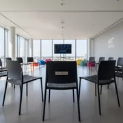 Аренда Стул Race SW на черной крестовине Somalia черный в Panorama by Mercure — ART SPACE