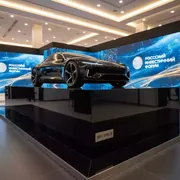 Аренда Подиум с оформлением черным пластиком для автомобиля в гранд-отеле «Жемчужина» — ART SPACE