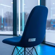 Аренда Чехол E07 на стул Eames синий в банкетном зале «Дельфин» — ART SPACE