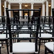 Аренда Стулья Chiavari черные с белой подушкой в Boutique Hotel PORTUM 1905 — ART SPACE