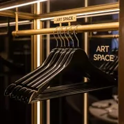 Аренда Плечики пластиковые для гардероба в ресторане «Высота 5642» — ART SPACE