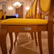 Аренда Стул Такер деревянный желтый на арене «Фишт» — ART SPACE