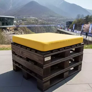 Аренда Пуф из обожженных поддонов с желтой подушкой в Skypark Sochi — ART SPACE