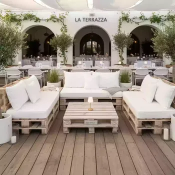 Аренда Диван паллетный модульный с белыми подушками в ресторане «La Terrazza» — ART SPACE