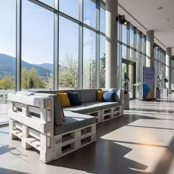 Аренда Диван угловой белый из паллет в Grand Karat Sochi — ART SPACE