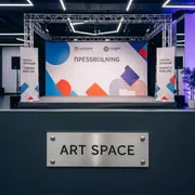 Аренда Пресс волл 3x3 м для конференции в МФК «Горный» — ART SPACE