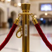 Аренда Канат бархатный для столбика ограждения красный с золотом 150 см в ледовом дворце «Роза Хутор» — ART SPACE