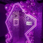 Аренда Фотозона фиолетовая из пайеток с шарами в парке «Ривьера» — ART SPACE