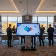 Аренда Программно аппаратный комплекс интерактивный Geckotouch Interactive 75R 75" UHD 20 касаний Android 11 в Grand Karat Sochi — ART SPACE