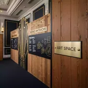 Аренда Пресс волл брус 4х2,5 м в банкетном зале «Дельфин» — ART SPACE