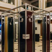 Аренда Гардероб стойка хром в Сириус Арене — ART SPACE