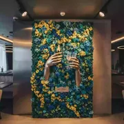 Аренда Фотозона цветочная руки с шампанским в ресторане «Brunello» — ART SPACE