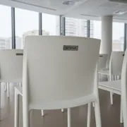 Аренда Стулья пластиковые белые в МФК «Горный» — ART SPACE