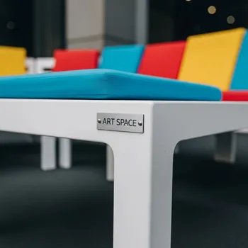 Аренда Диван пластиковый Pezzettina Basic с подушками в Mantera Supreme — ART SPACE