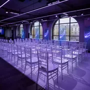 Аренда Стул Кьявари белый деревянный в ресторане «Магадан» — ART SPACE