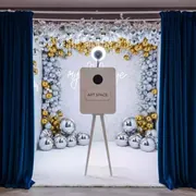 Аренда Фотозоны новогодняя "Дождик с шарами" в Mercure Сочи Центр — ART SPACE