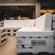 Аренда Диван из паллет угловой в ресторане «Высота 5642» — ART SPACE