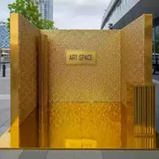 Аренда Фотозона золотая с зеркальным полом на территории Морпорта Сочи — ART SPACE