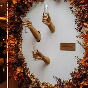 Аренда Фотозона руки с шампанским в стиле барокко в Mövenpick Hotel — ART SPACE