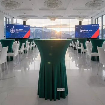 Аренда Чехол стрейч с юбкой для коктейльного стола 70 см зеленый в Radisson Hotel Rosa Khutor — ART SPACE