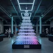 Аренда Пирамида из шампанского 220 бокалов в лофте «Студия 21» — ART SPACE