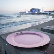 Аренда Подстановочная тарелка Элва розовый шелк на пляже «Маяк» — ART SPACE