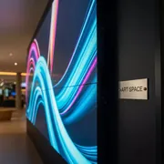 Аренда Фотозона светодиодная прямая 3х2,5 м в Radisson Collection Paradise — ART SPACE