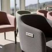 Аренда Мягких Стульев для Конференций в Пляжном Клубе Del Mar — ART SPACE