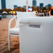 Аренда Стул Манали белый с подушкой на пляже «Маяк» — ART SPACE