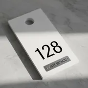 Аренда Номерок для гардероба белый в Mercure Сочи Центр — ART SPACE