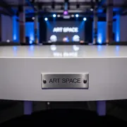 Аренда Стол переговорный круглый белый 180 см в Alpha Sirius — ART SPACE