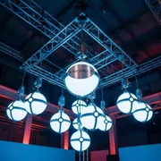 Аренда Шары подвесные светящиеся на лебедках на Медальной площади — ART SPACE