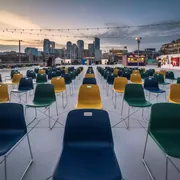 Аренда Стул на полозьях пластик Изо в Panorama by Mercure — ART SPACE